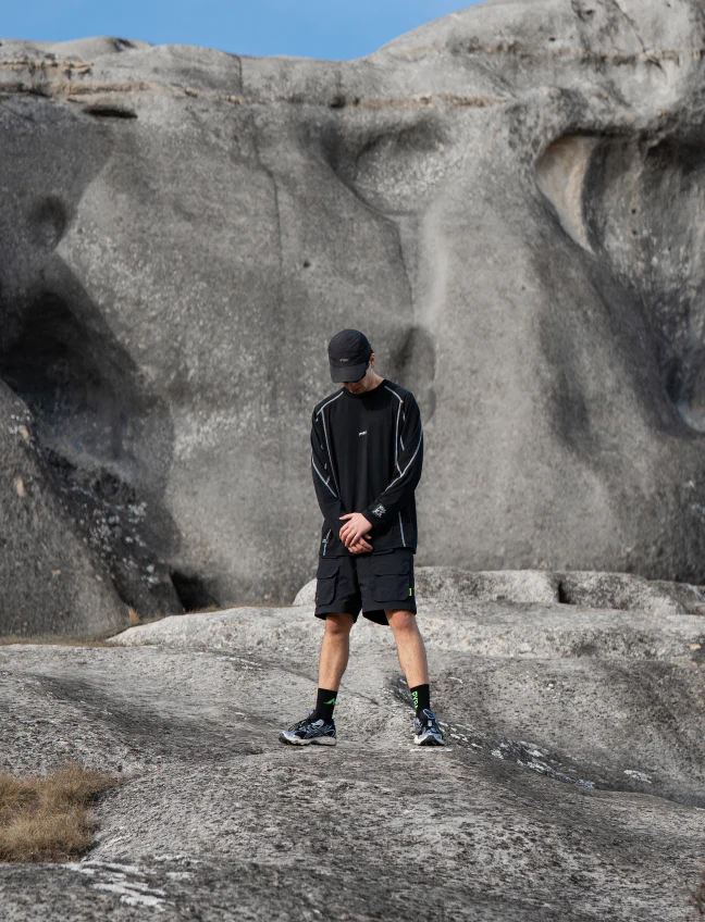 CONTRAST LS TEE - BLACK - Image 10