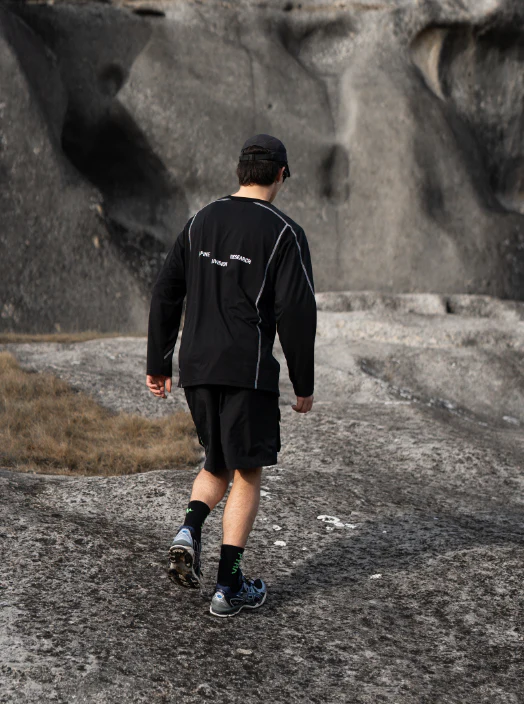 CONTRAST LS TEE - BLACK - Image 12