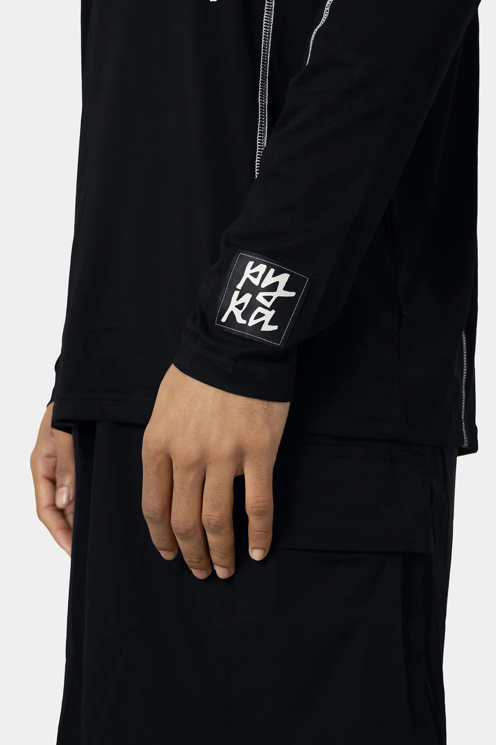 CONTRAST LS TEE - BLACK - Image 6