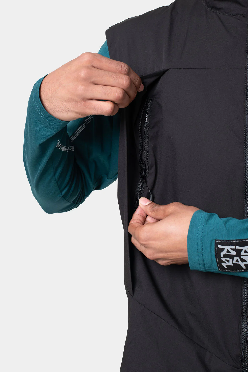 HELIX  VEST - BLACK - Image 10
