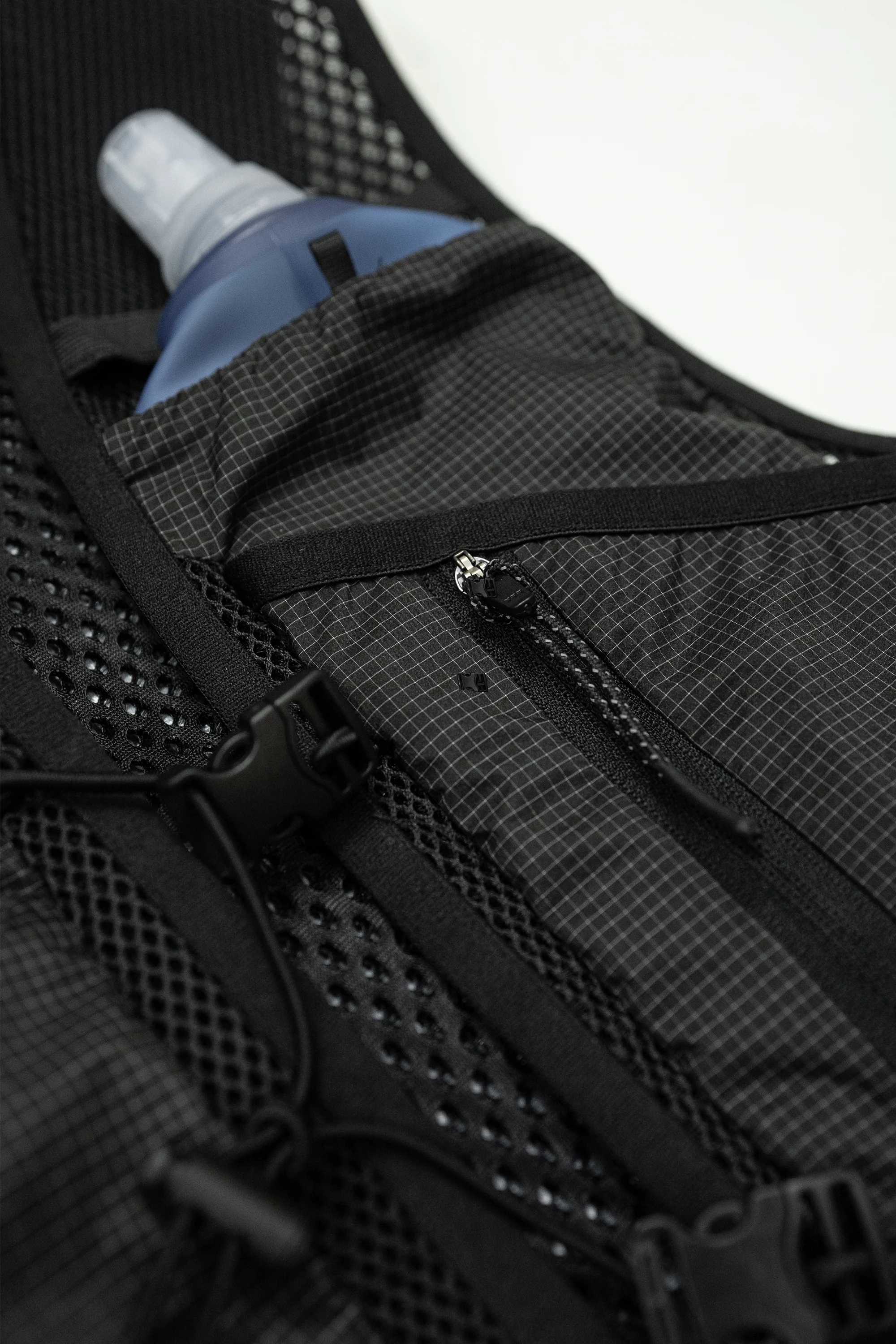 TRAIL HYDRATION VEST - BLACK - Image 11